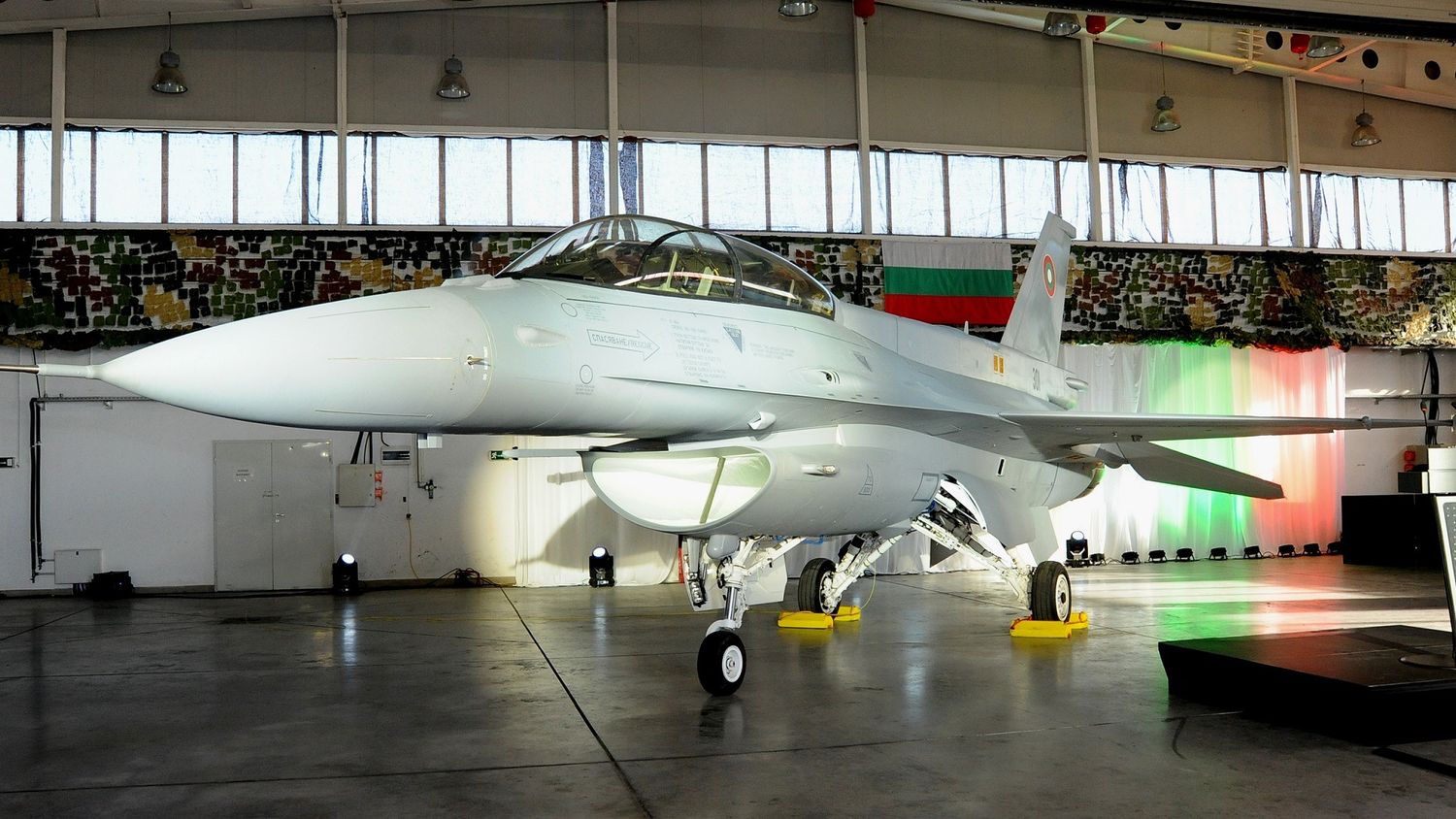 Pese a que el primer F-16 Block 70 llegó volando a Bulgaria, fallos detectados no permiten su aceptación dentro de la Fuerza Aérea.