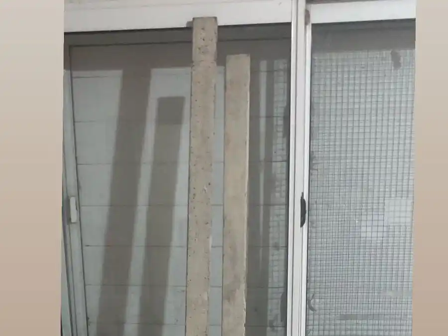 Detectaron a un hombre llevando dos reglas de albañil: no pudo decir de dónde las sacó
