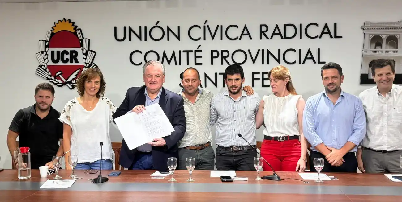 El presidente del partido, Felipe Michlig, recibió el estatuto del Foro de manos de su titular, Nicolás Cuesta.