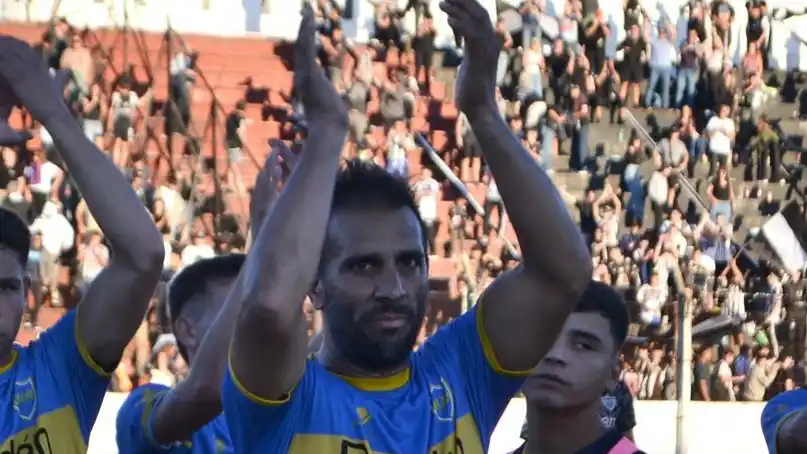 Nicolás Martelli saluda a la gente de Independencia luego del empate ante Atlético en el Estadio Municipal.