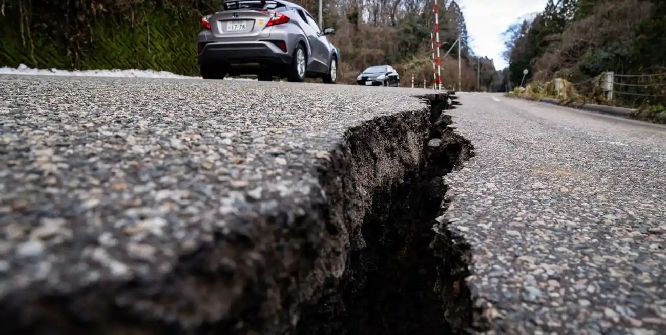 Carreteras dañadas en Hakui, Ishikawa (Japón) tras el terremoto. Foto de este 2 de enero. Crédito: Xinhua.