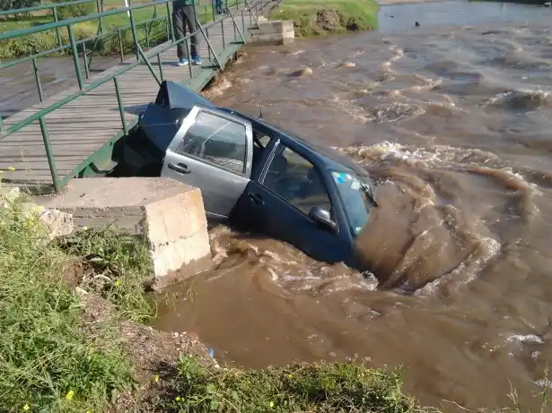 Fuerte temporal de lluvia y viento causó serios daños en Bahía Blanca