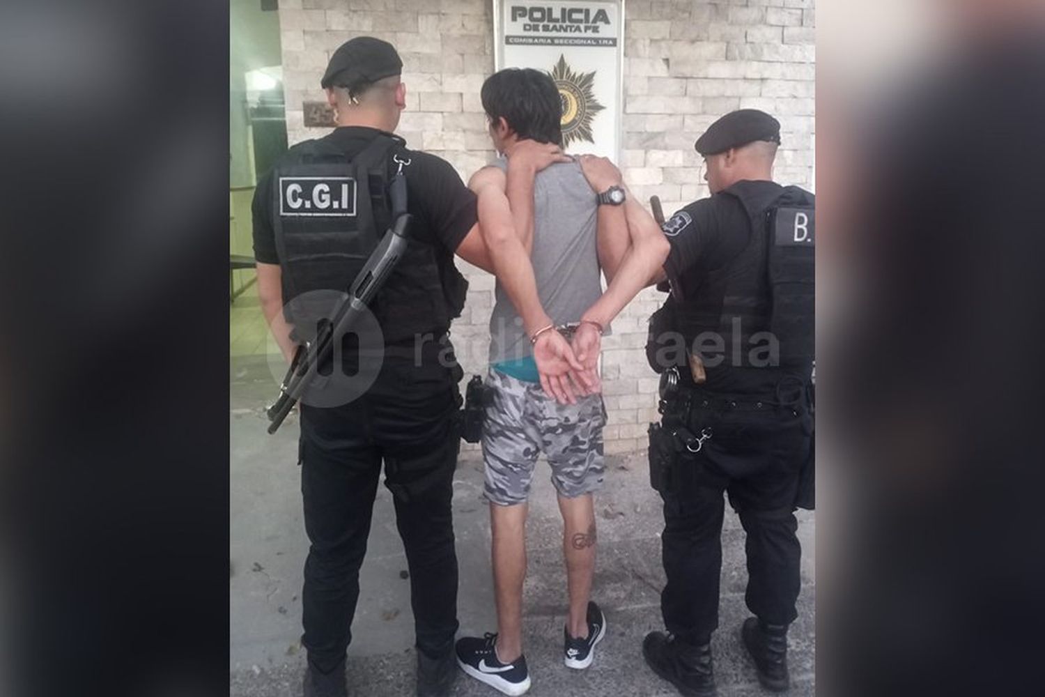 Robó plata de la guantera de un auto y se llevó un par de zapatillas de un comercio