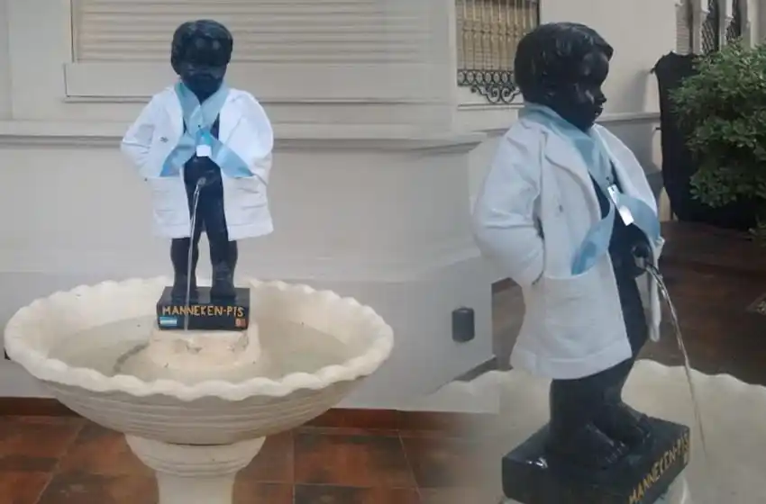 La historia que esconde detrás la divertida estatua de un instituto de Urulogía en Rosario