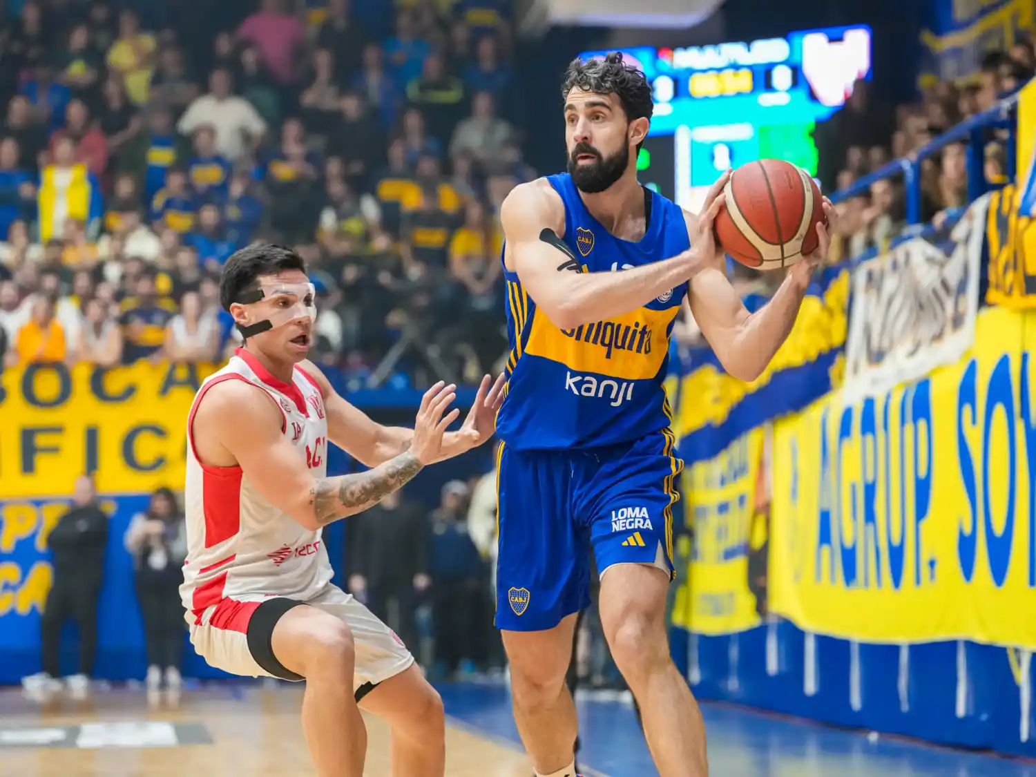 Sebastián Vega, de destacada labor, ante la marca de de Leandro Vildoza (crédito: Boca Básquet).