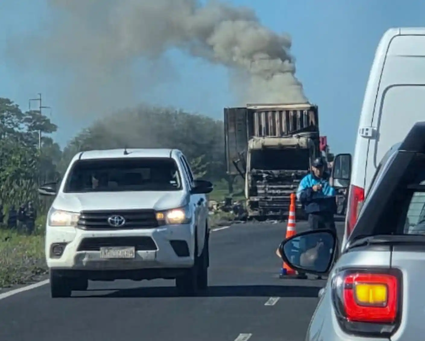 Un camión cargado de impresoras se incendió en la Ruta Nacional 11