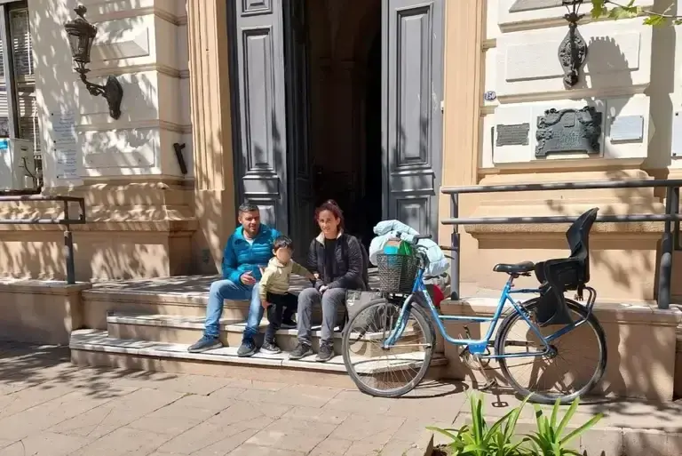 Marcos Romero y su familia fueron a pedir ayuda a la Municipalidad. Foto: LANOTICIA1.COM