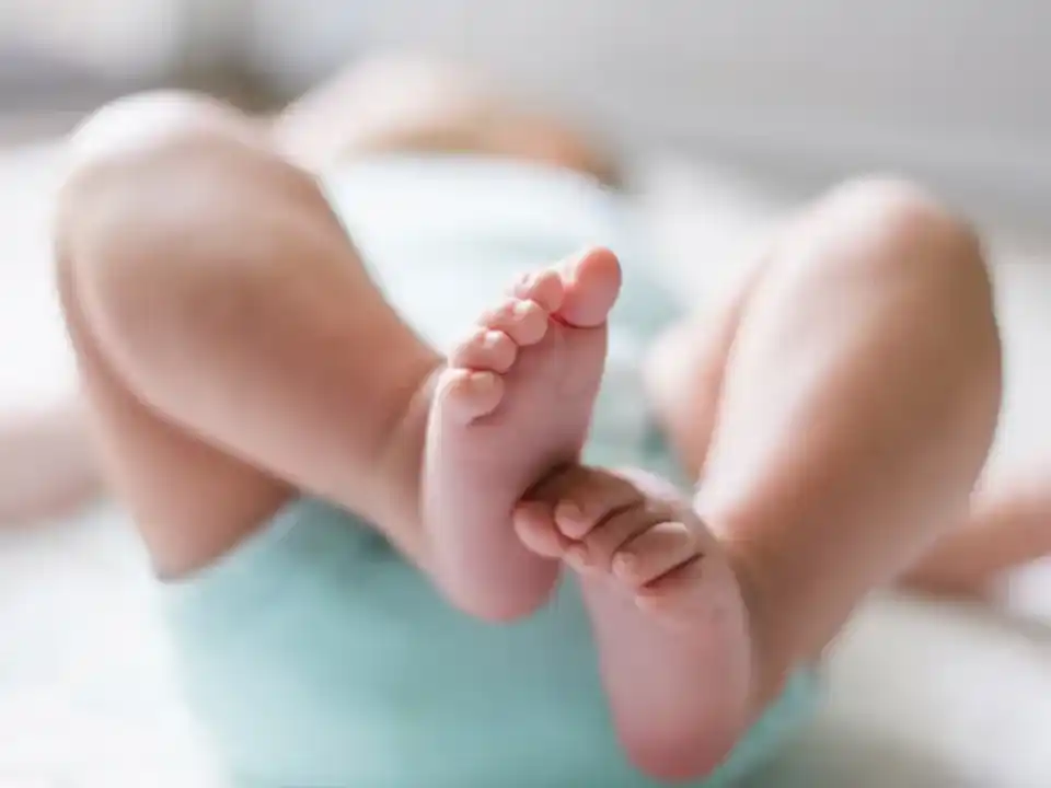 La prueba del talón detecta la fenilcetonuria.