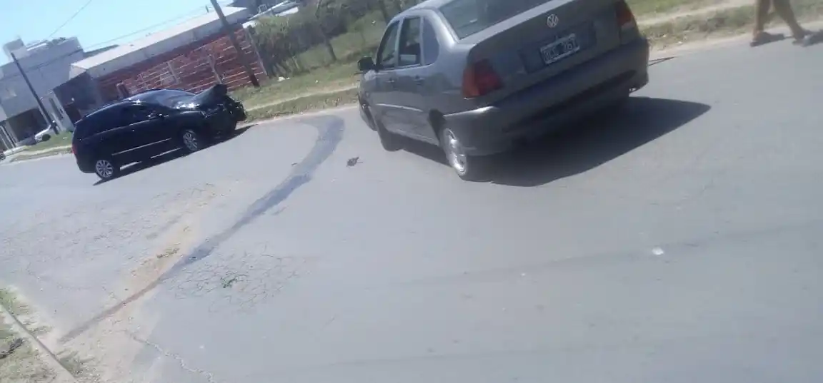 Violentísimo choque entre dos vehículos en Avenida Alsina y Jujuy