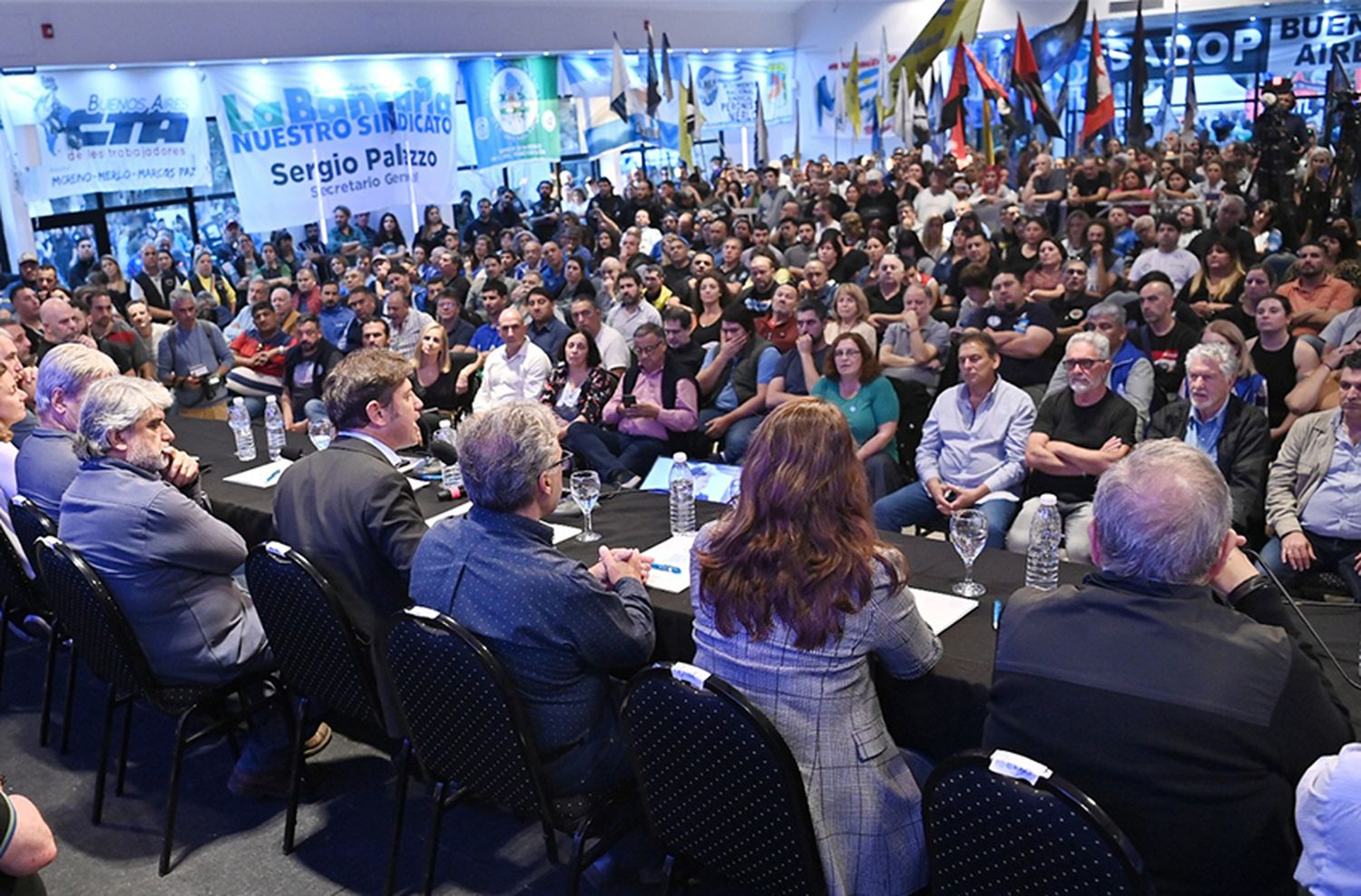 Kicillof se puso el traje de candidato en un Plenario de trabajadores junto a 30 gremios