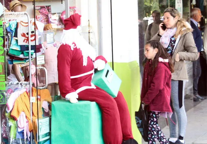 De a poco se empieza a notar un clima navideño en las calles
