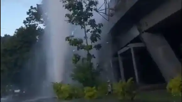 ¡ALÓ HIDROCAPITAL! CARICUAO INUNDADO por rotura de tubería matriz