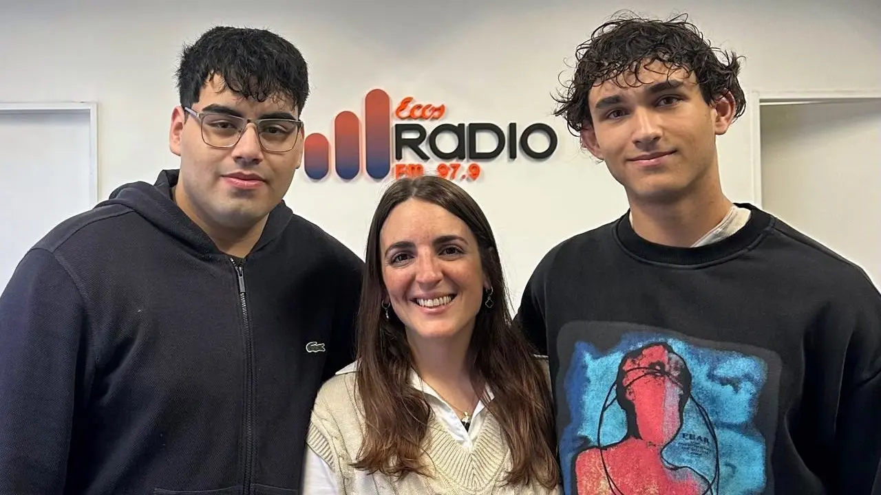 La subdirectora de la Juventud, Agustina Di Russo, con los alumnos Alejo Ochoa y Agustín Sutil