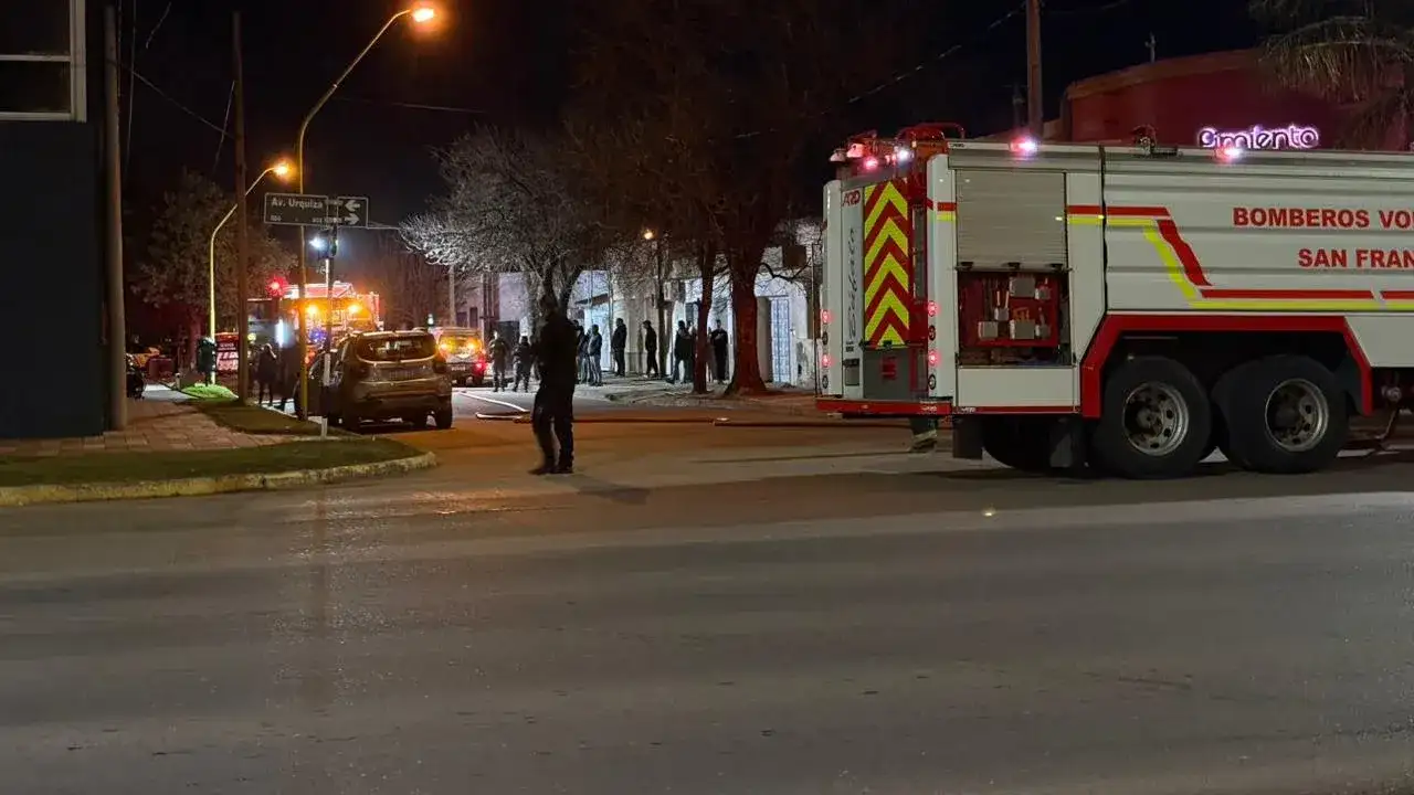 Se incendió un sector del taller de un concesionario y un vehículo resultó afectado