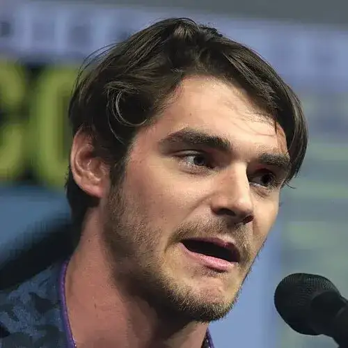 RJ Mitte alcanzó reconocimiento internacional por interpretar a Walter White Jr. en la exitosa serie Breaking Bad.