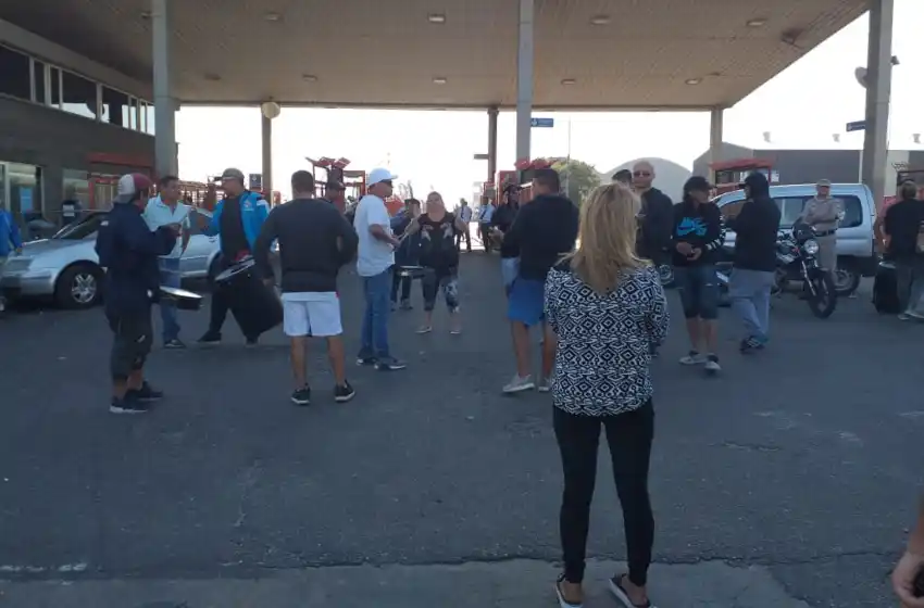 Obreros del pescado bloquean el acceso a las terminales 2 y 3 del puerto