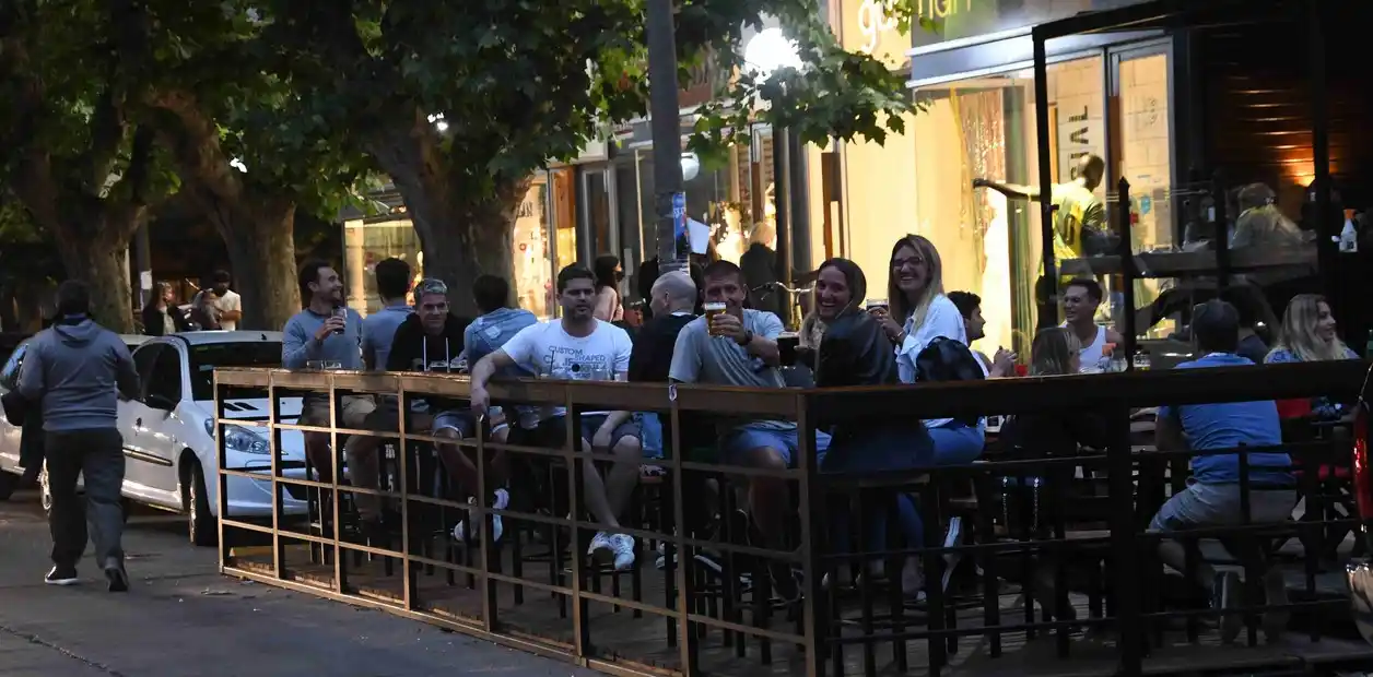 El primer deck instalado en calle Pellegrini despertó las opiniones de los vecinos.