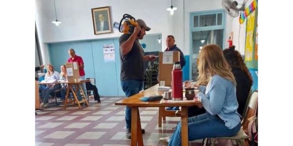 El "votante motosierra" de Pehuajó volvió a ser noticia: ahora fue descubierto robando en un kiosko