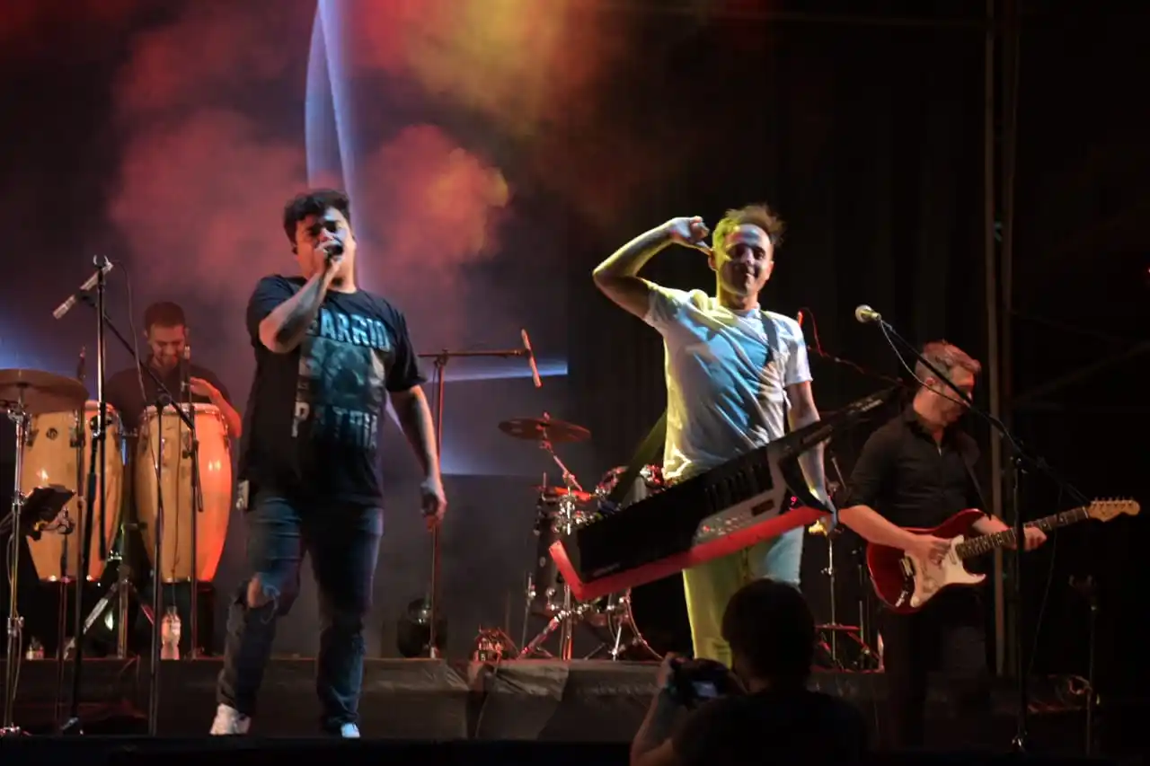 Al ritmo de Los Totoras, la Fiesta del Pescado y el Vino se despidió hasta el año que viene