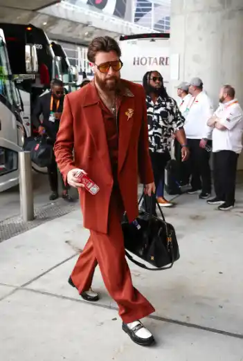 Travis Kalce utilizó un look ideal de los 70 antes del partido