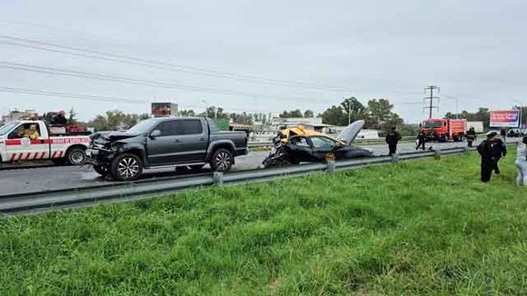 Circunvalación: murió una persona y otra resultó herida tras un choque entre un taxi y una camioneta