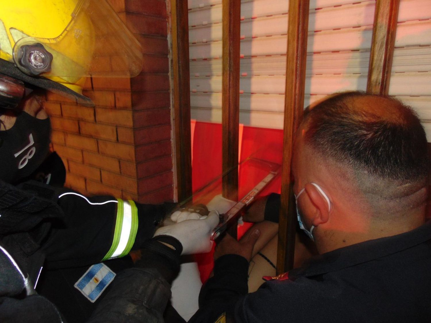 Bomberos rescataron a un menor que quedó trabado entre las rejas de su domicilio