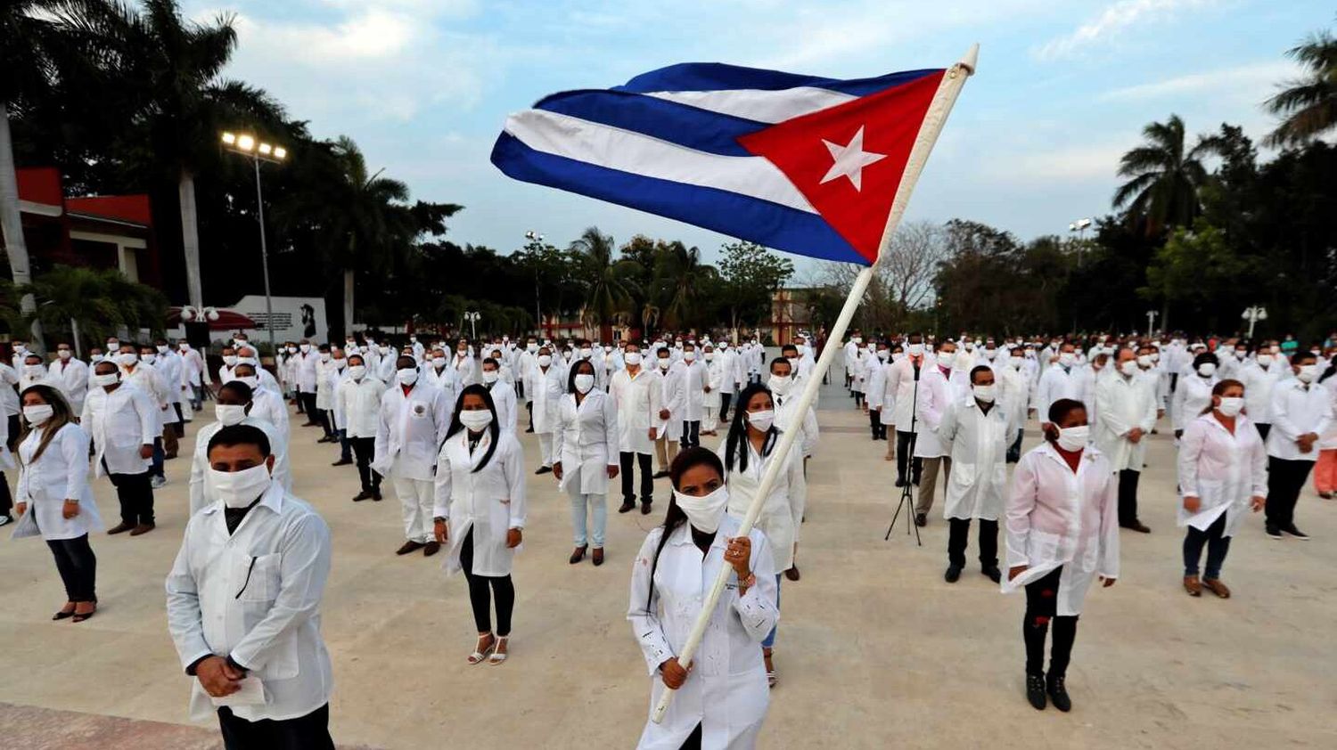 EE.UU. restringe visas a funcionarios centroamericanos por «explotación» de médicos cubanos