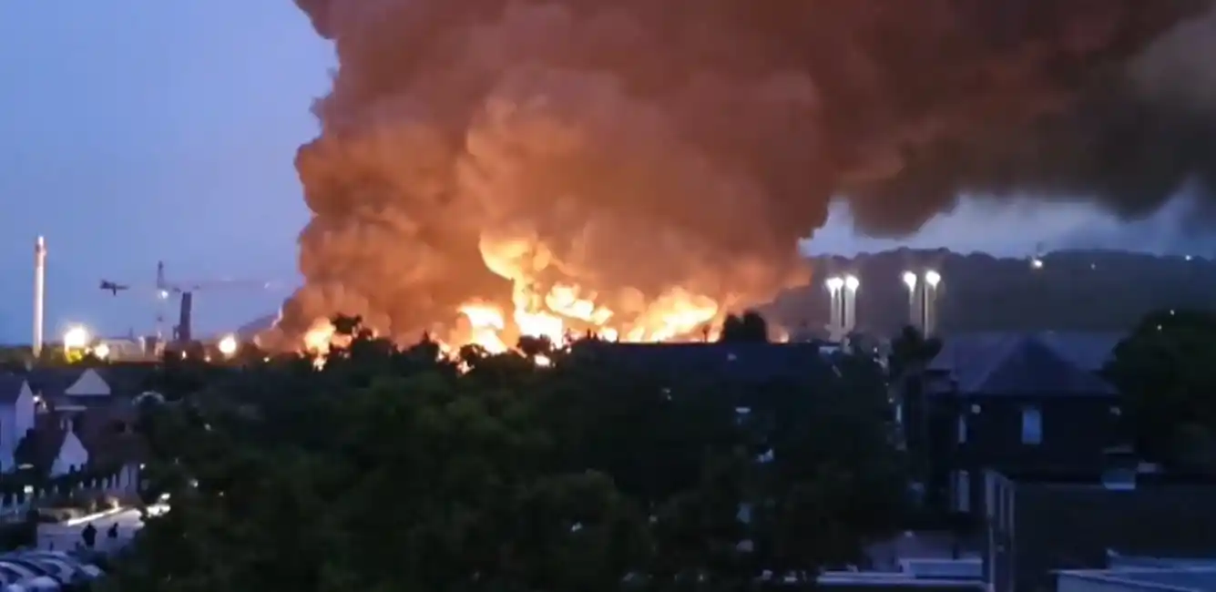 Se incendia planta química y advierten de contaminación en el río Sena