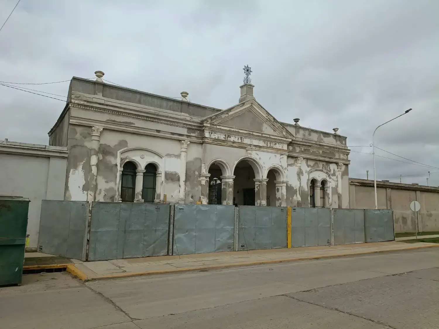 Comenzó la puesta en valor del Pórtico Histórico del Cementerio Municipal