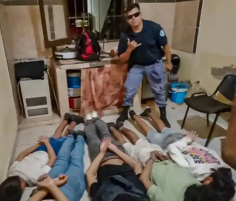 Cinco policías detenidos por malos tratos
a adolescentes, tras viralizarse fotografías