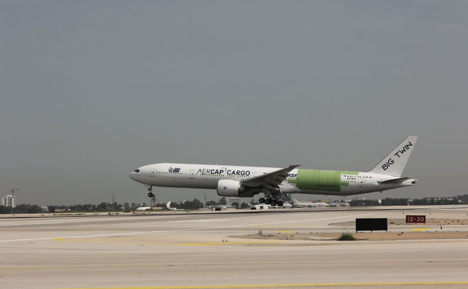 El primer Boeing 777-300ER convertido de pasajeros a carguero voló por primera vez