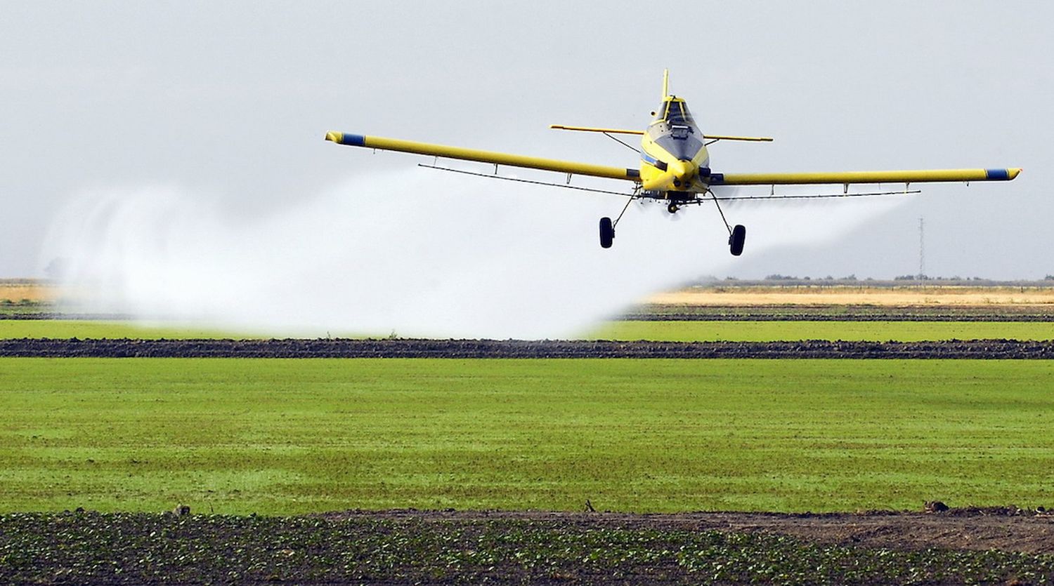 El ministro de Agroindustria suspendió por un año la aplicación de la resolución sobre agroquímicos