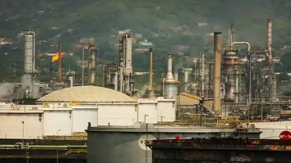 ¡LO QUE UN SUSPIRO! Refinería de Puerto la Cruz vuelve a paralizarse
