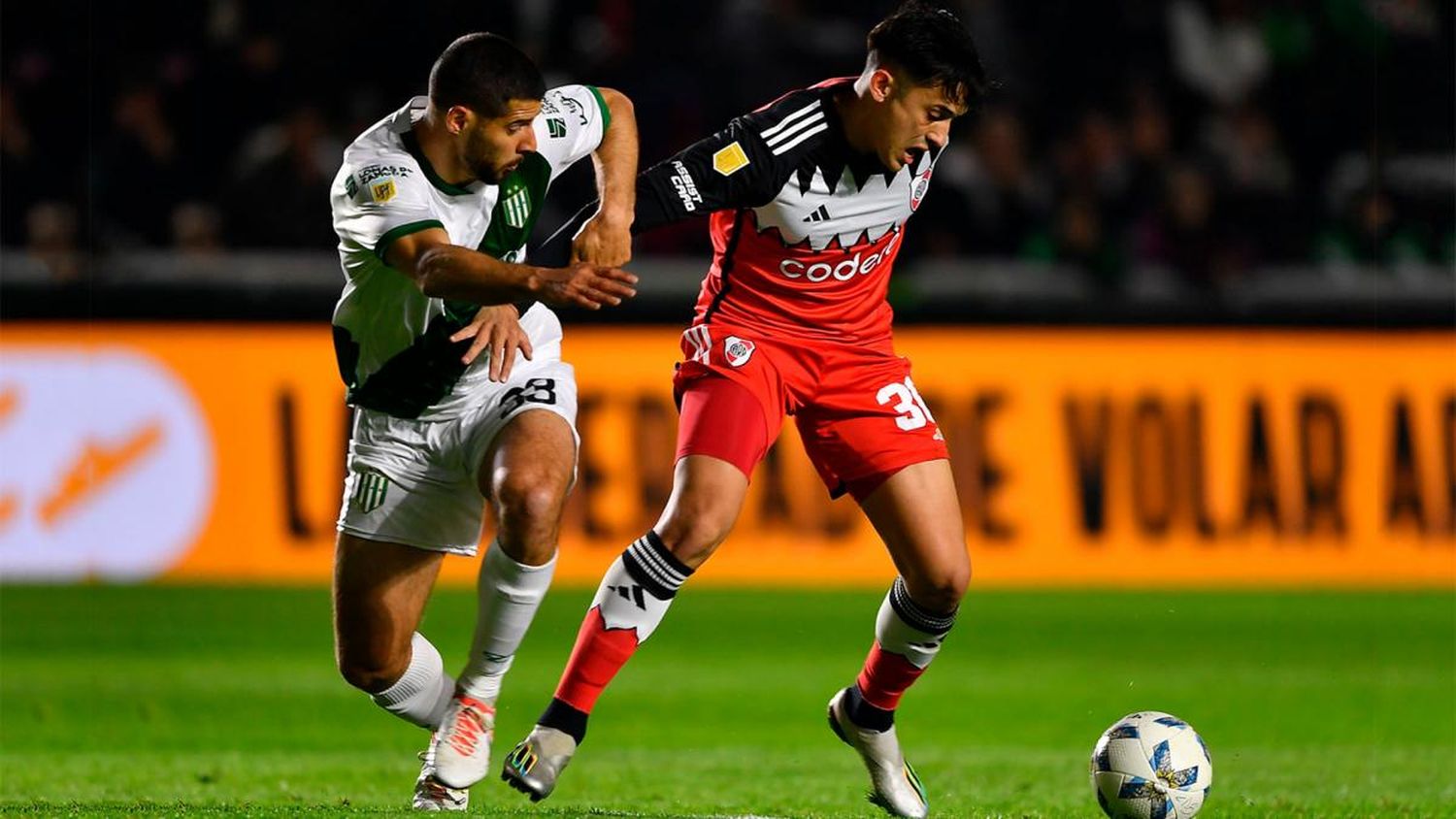 River la pasó mal ante Banfield en el Sur pero rescató un empate