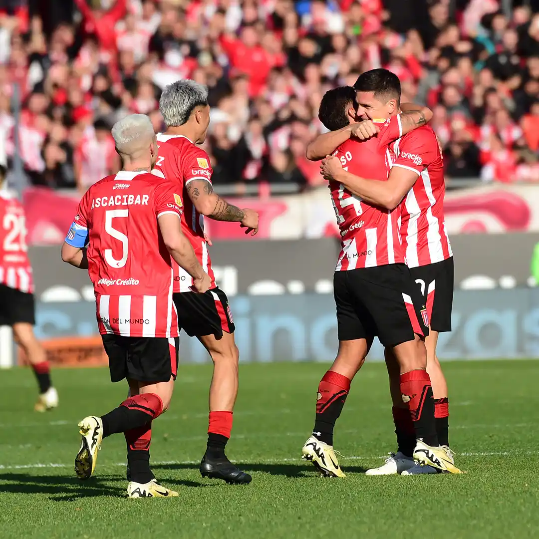 Los abrazos son para Carrillo, autor de dos goles.