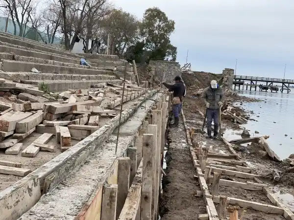 Avanza la reconstrucción de la muralla ribereña entre avenida Lastra y el espigón de pesca