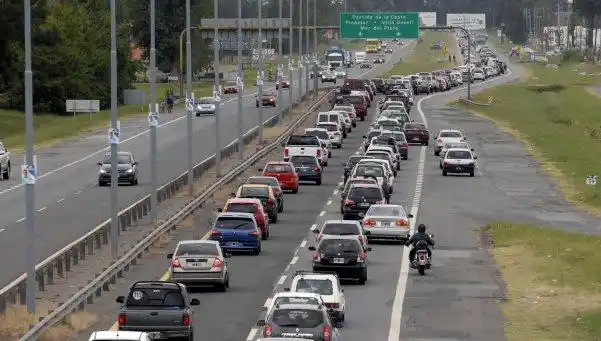 Vacaciones en la Costa: más de 2 mil autos por hora pasan por la ruta 2
