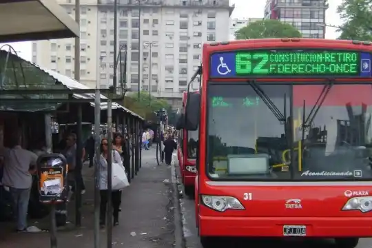 Desde este sábado el boleto mínimo de colectivo costará $15 en el área metropolitana