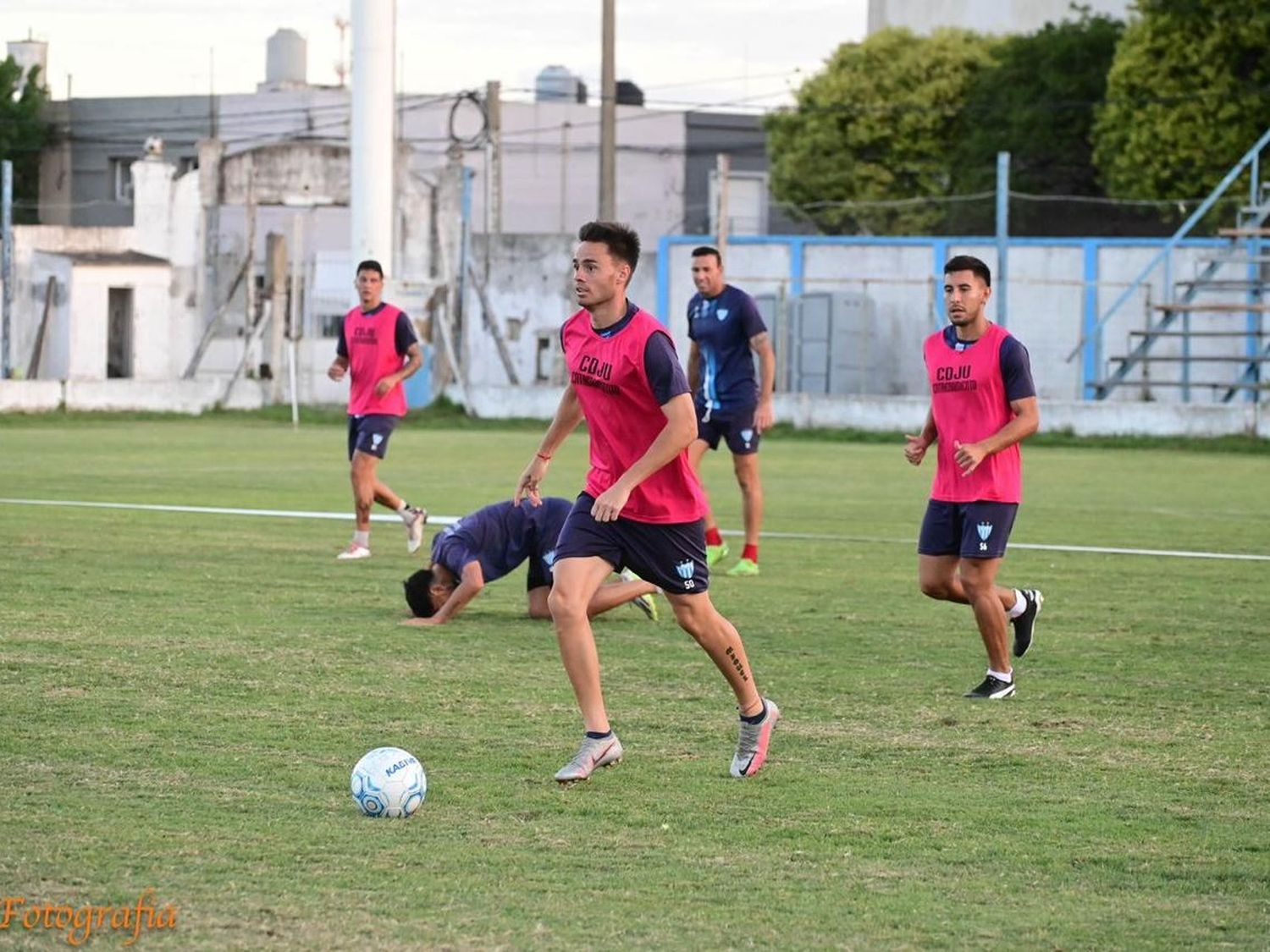 Cundi Britos durante una práctica de fútbol reducido.