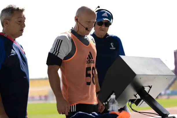 La FIFA anunció que no publicara los audios del VAR