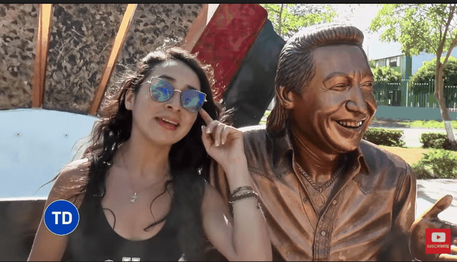 Las mujeres piden con fe en la silla de Diomedes Díaz. Foto YouTube