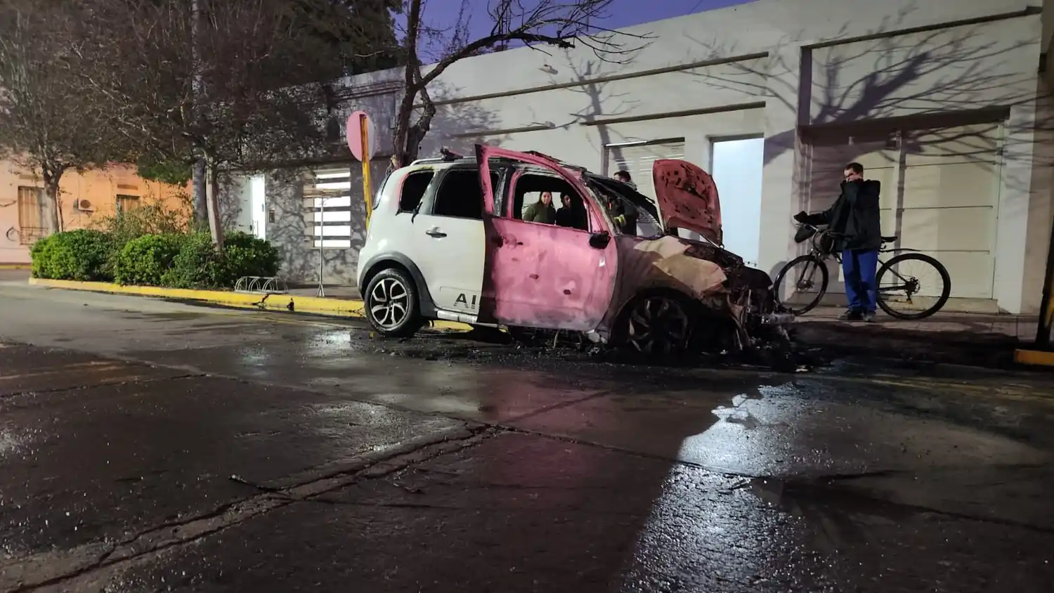 incendio auto toyota c3 aircross falucho rafaela bomberos fuego - 6