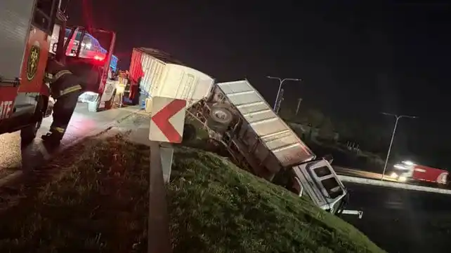 Un camión quedó colgando de un puente en la autopista Rosario-Santa Fe