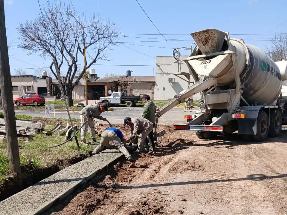 La cuadrilla municipal en plena tarea.
