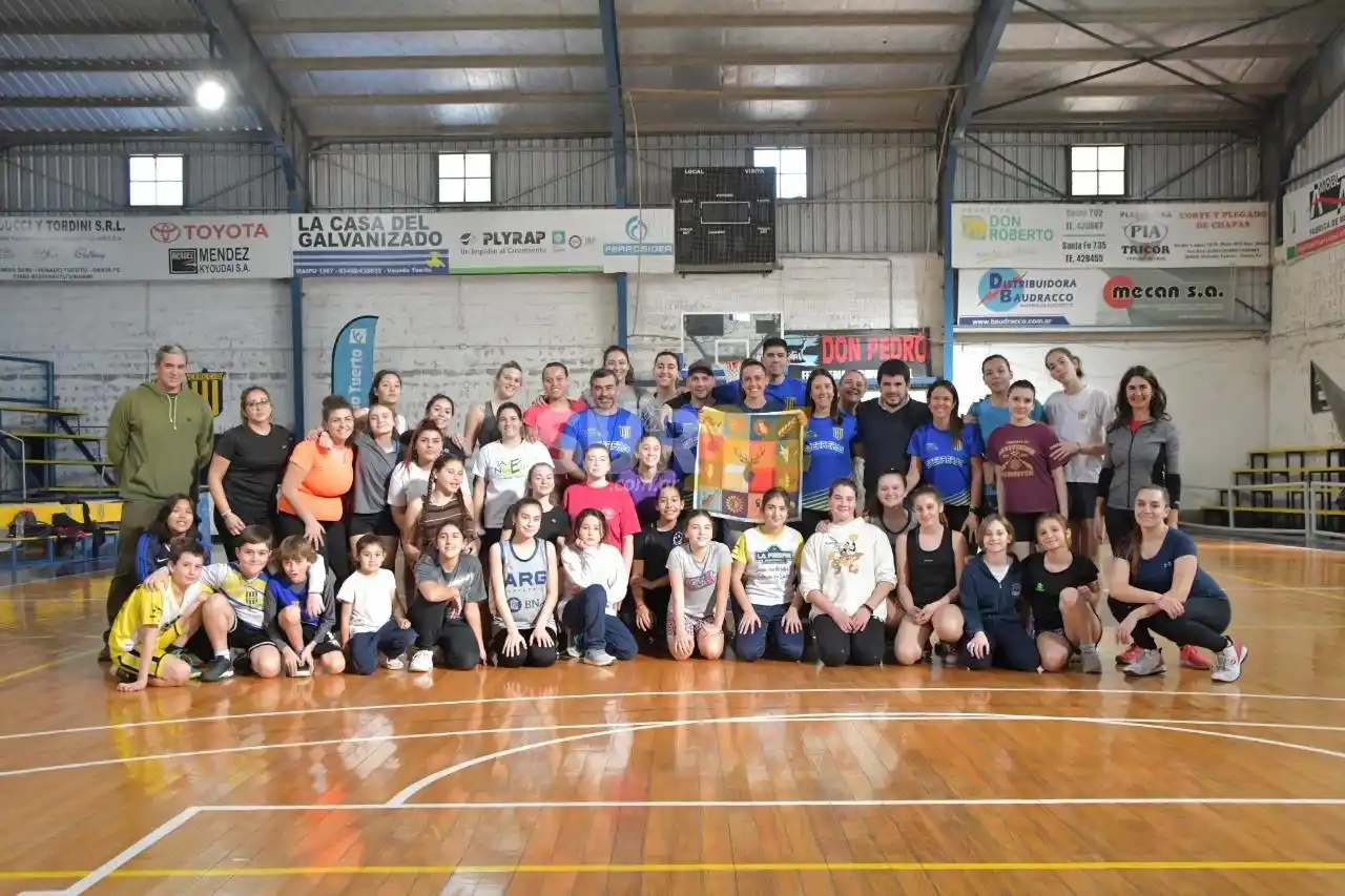 La basquetbolista Macarena Rosset compartió experiencias con “Las Guerreras”