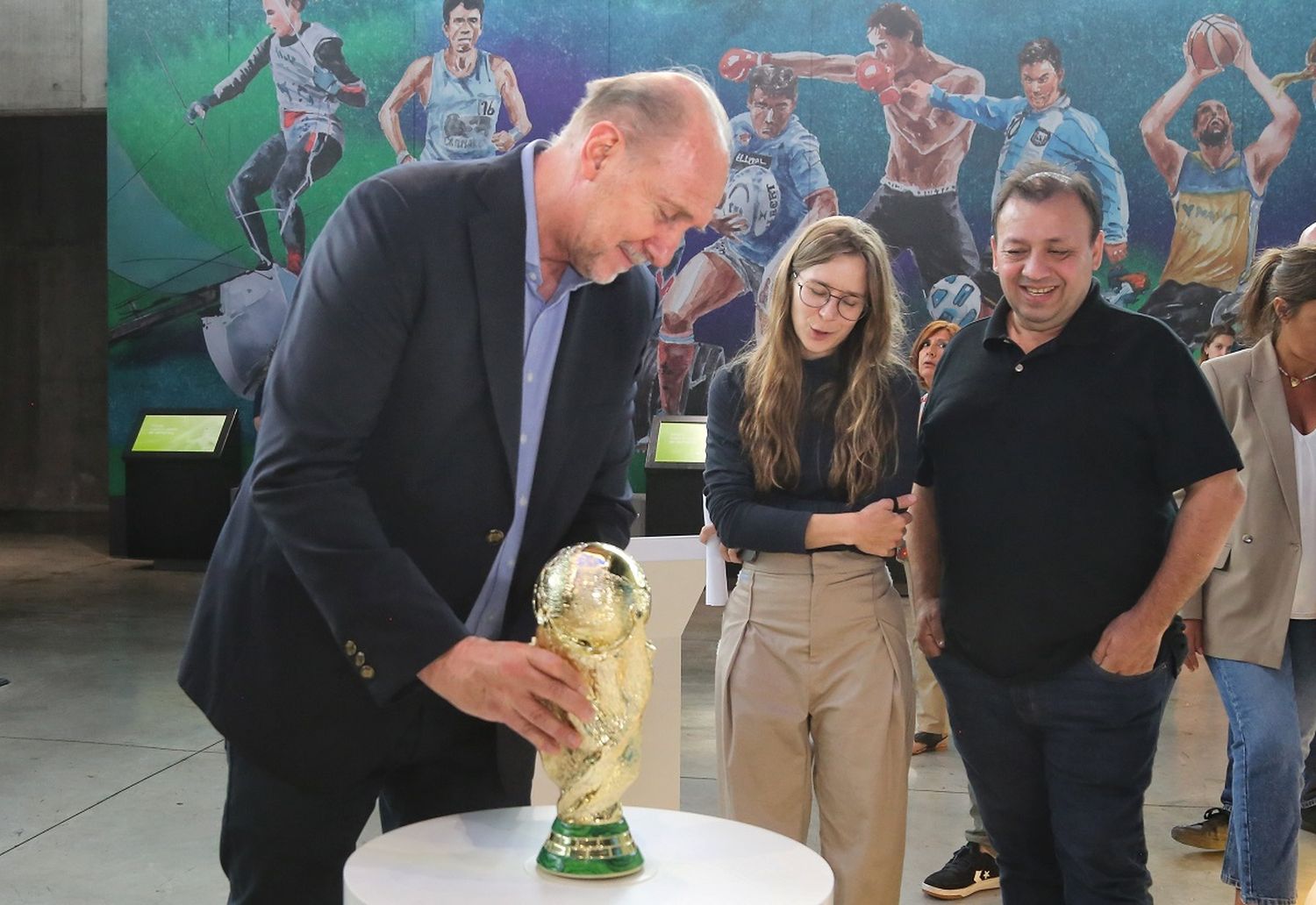 El gobernador con la Copa del Mundo.