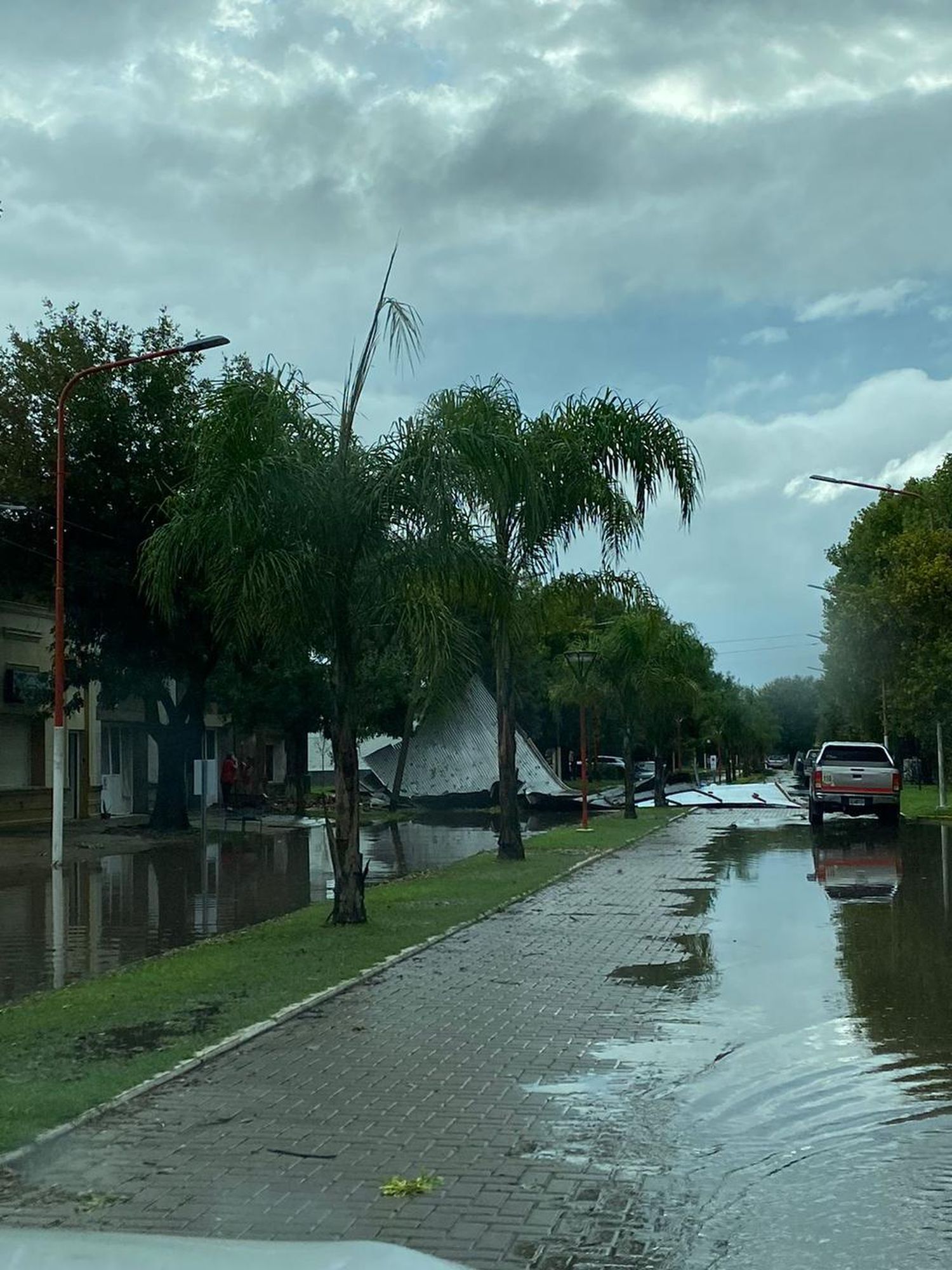 En pocos minutos el clima que rodea a la región hace días, sacudió a la comunidad ubicada a la vera de la ruta 90