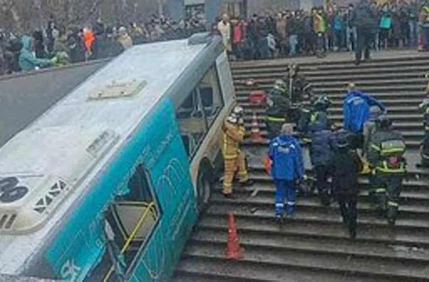 Un colectivo atropelló a varias personas y hay 5 muertos
