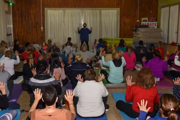 Alto nivel de concurrencia a clases de yoga gratuitas en Unión Deportiva