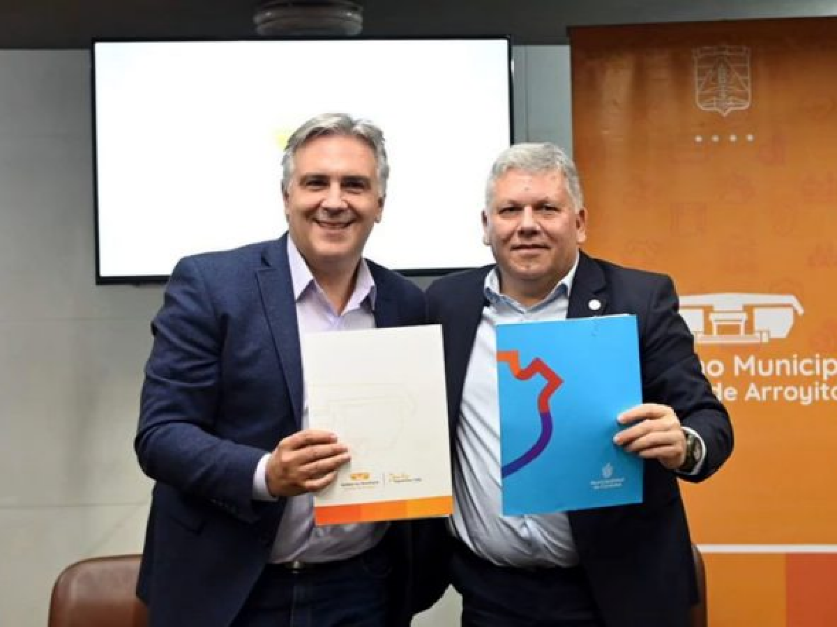 Llaryora se mostró con el intendente radical de Arroyito 